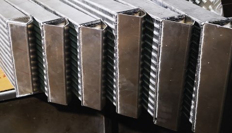Núcleos de radiadores alinhados, com detalhe das uniões